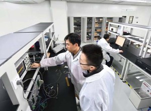 Caracterejhaedje des ptités d 'opetikes n' a vibrations acoustice